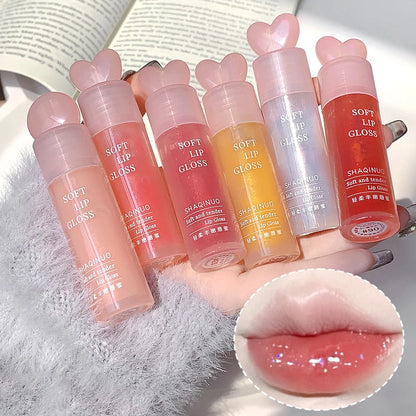 Lightweight and plump lip balm with a glossy mirror finish lips glass