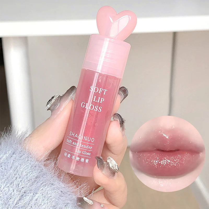 Lightweight and plump lip balm with a glossy mirror finish lips glass