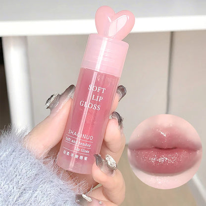 Lightweight and plump lip balm with a glossy mirror finish lips glass