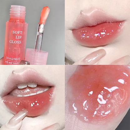 Lightweight and plump lip balm with a glossy mirror finish lips glass