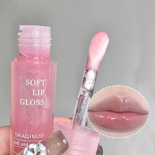 Lightweight and plump lip balm with a glossy mirror finish lips glass