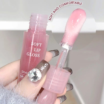 Lightweight and plump lip balm with a glossy mirror finish lips glass