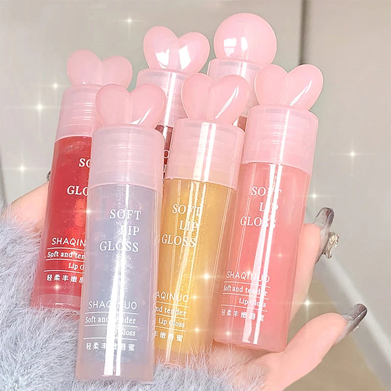 Lightweight and plump lip balm with a glossy mirror finish lips glass